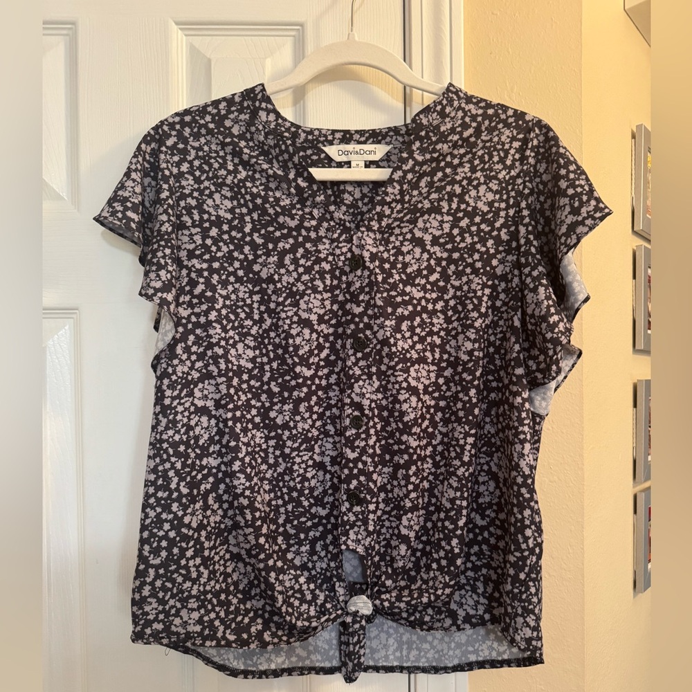 Like New Davi & Dani, Floral Blouse With Flutter Sleeves - Size Medium